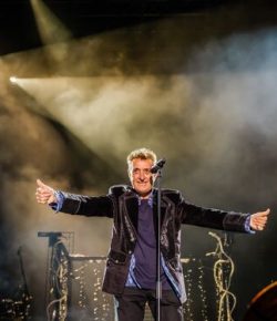 Manolo García hace bailar a cientos de personas que se dieron cita en Roquetas