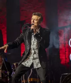 Manolo García pone el broche al Stone&Music Festival con una noche cargada de energía en el Teatro Romano de Mérida