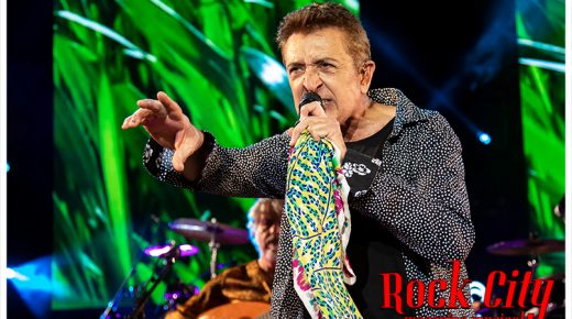 Manolo García, maestría musical y amor incondicional por su profesión y su público en el Teatro de La Axerquía de Córdoba