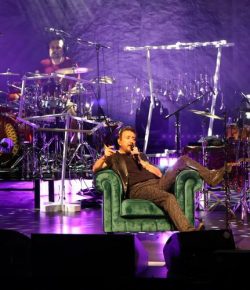 Un extraordinario Manolo García se ‘mete al público en los bolsillos’ con un espectacular directo en su concierto en El Ejido