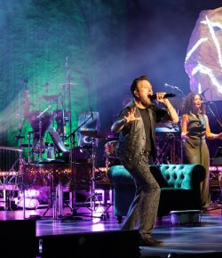 Un extraordinario Manolo García se ‘mete al público en los bolsillos’ con un espectacular directo en su concierto en El Ejido