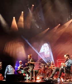 Manolo García se ‘mete al público en los bolsillos’ en El Ejido