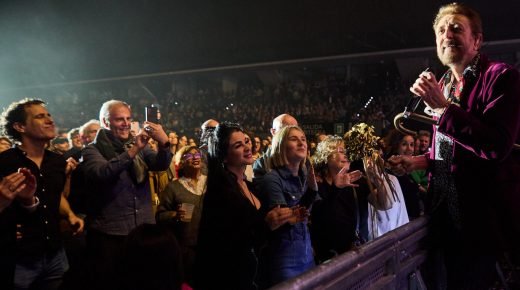 Manolo García seduce al público de Pamplona con un concierto íntimo y cercano en el Navarra Arena