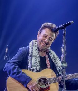 Manolo García triunfa en el WiZink Center de Madrid con su concierto dedicado a Palestina: “Por el sufrimiento inhumano”