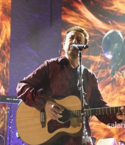 El cantante Manolo García se reencuentra con Salamanca ante un Multiusos a rebosar de seguidores