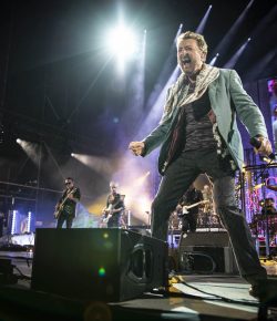 Manolo García entusiasma a Granada con sus clásicos en un amplio concierto