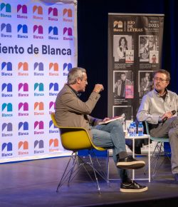 El popular músico Manolo García revoluciona Blanca con su manera de entender el mundo y cuelga el cartel de completo en el Teatro Victoria