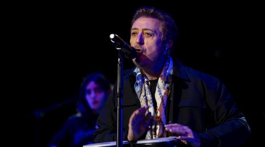 Manolo García en Cáceres: del «que le den por saco al móvil» al descanso «para ir al baño y fumar»