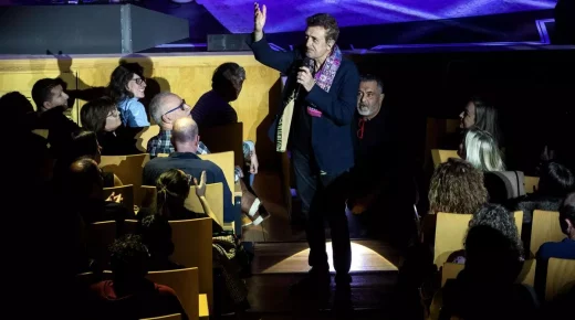 El homenaje de Manolo García a Labordeta en su concierto de Zaragoza: «Es importante que no lo olvidéis»