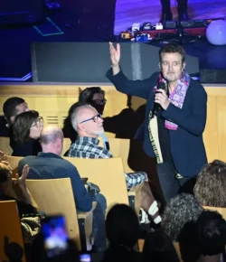 Manolo García ofreció, en Zaragoza, «un acto de amor» a favor de la música y contra la guerra