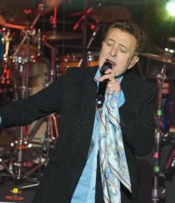 El Manolo García más ‘poligonero’ deslumbra en el Miguel Delibes