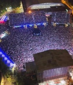 Las espectaculares imágenes desde el cielo del concierto de «El Último de la fila» en Avilés
