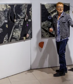 «Pinto y canto para sufrir menos», señala Manolo García al inaugurar una muestra de su obra en Sevilla